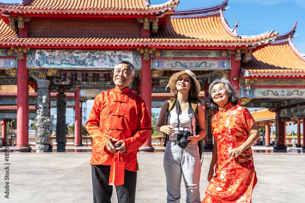Naklejka premium Young caucasian woman traveler in lively conversation with a friendly senior couple at a stunning Chinese temple, sharing insights about nearby attractions and enjoying the vibrant cultural atmosphere