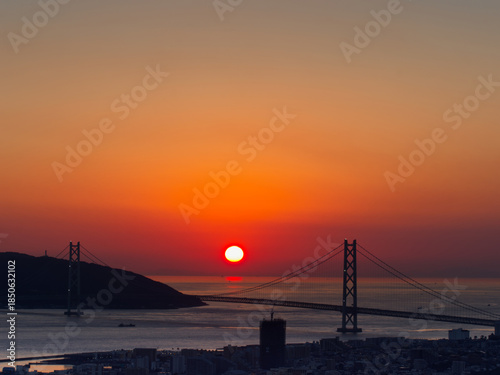 Fototapeta 明石大橋と沈んでいく夕陽