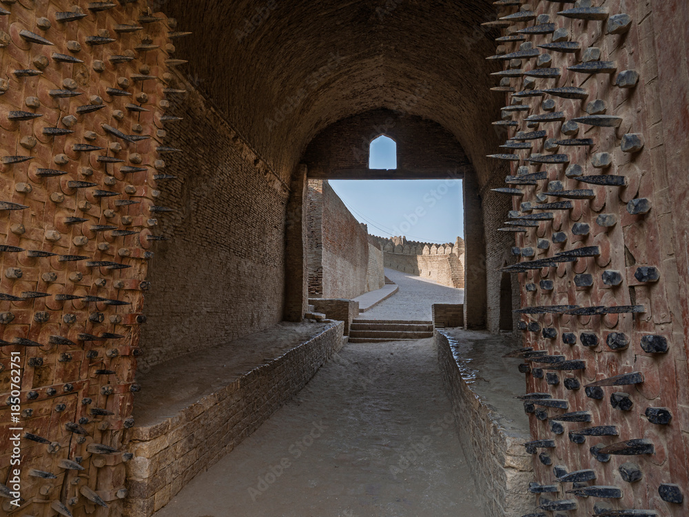 Obraz premium Scenic view of ancient Kot Diji fort entrance gate with wooden doors protection, Khairpur, Sindh, Pakistan