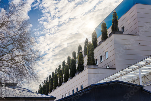 Gebäude mit Bäume auf der Fassade
