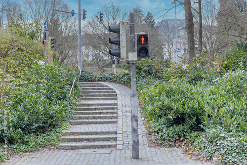 Fußgängerampel vor einer Treppe zur Straße