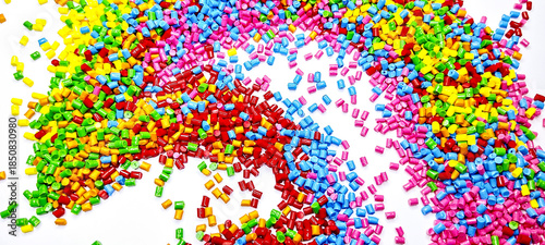 Foto Colorful polymer plastic masterbatch pellets arranged by shade, showcasing high-quality additives used to enhance color, stability, and performance in plastic manufacturing processes efficiently
