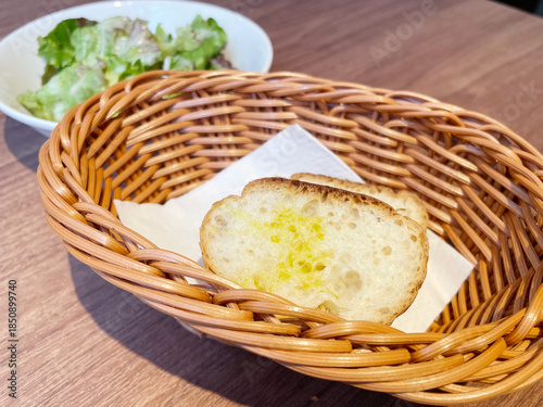 オリーブオイルとカットしたバゲット