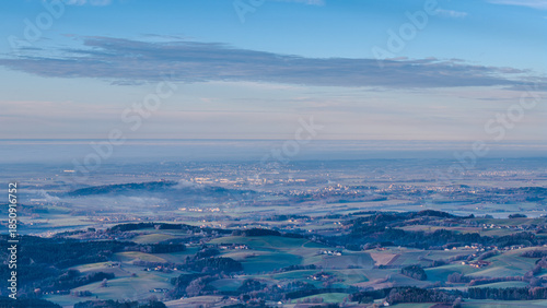 Blick über das Land von einem hohen Punkt an einem klaren Tag