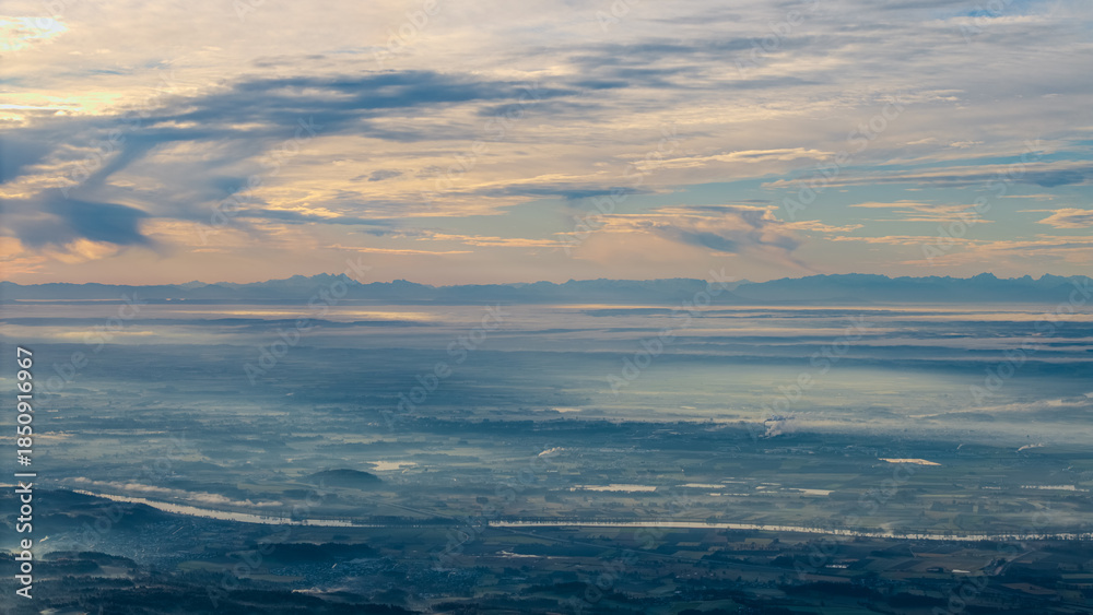 Fototapeta premium Großer Blick auf Wasser und Himmel mit Wolken am Horizont über den Ostalpen während des Tages