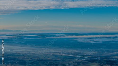 Blick auf die Landschaft von oben während des Tages mit Wolken und Himmel in der Ferne