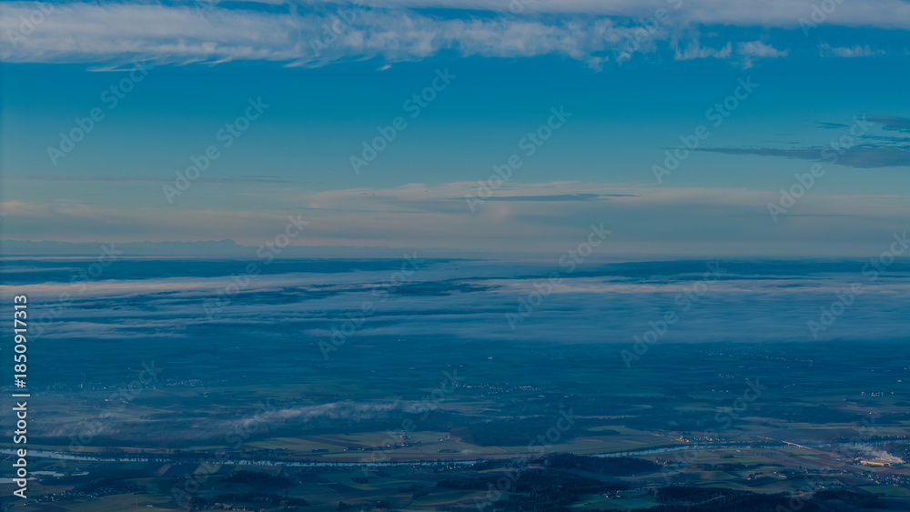 Fototapeta premium Blick auf die Landschaft von oben mit offenem Himmel und Wolken in der Dämmerung