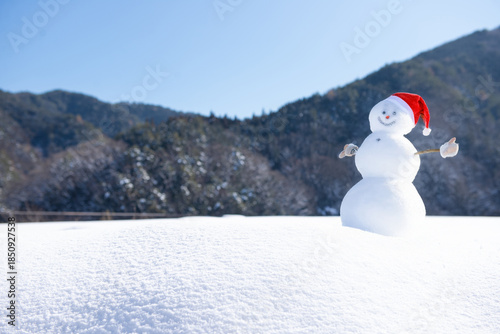 雪山と雪だるま