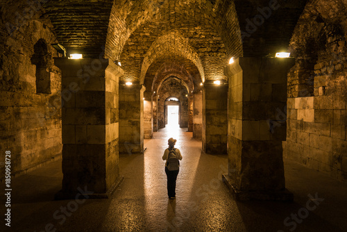 Konstfotografi Mujer viajera explorando el subterráneo del Palacio de Diocleciano, en la ciudad