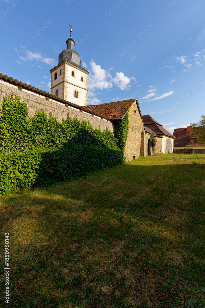 Naklejka premium Die historische Kirchenburg St. Cosmas und Damian in Euerbach, Landkreis Schweinfurt, Unterfranken, Bayern, Deutschland