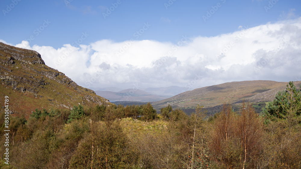 Fototapeta premium Rolling Hills and Autumn Landscape Under Blue Sky in Ireland