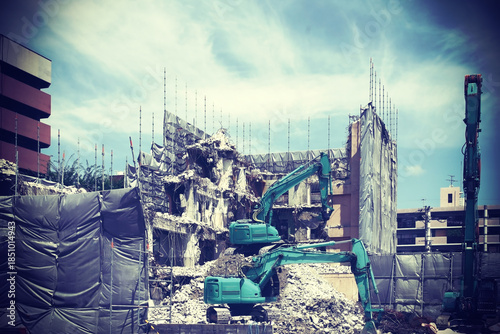 街中のビルの解体現場