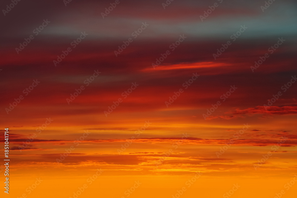 Fototapeta premium Dramatic Cloudy Sky Background with Natural Light and Atmospheric Clouds