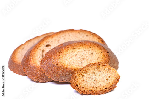 Brot in Scheiben geschnitten vor weißem Hintergrund