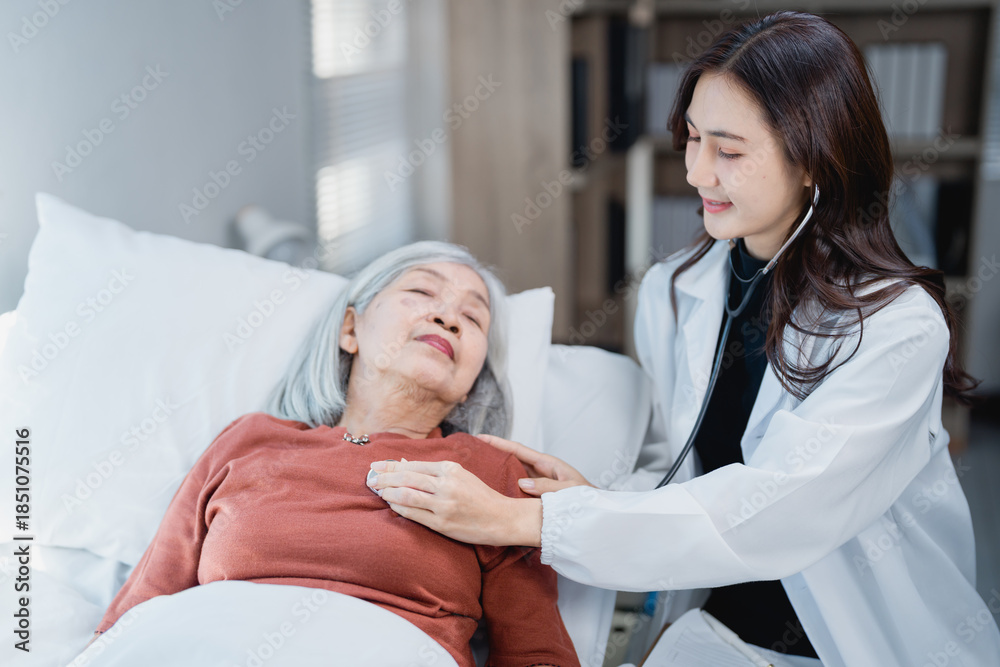 Obraz premium Doctor checking heart rate of senior patient during home visit