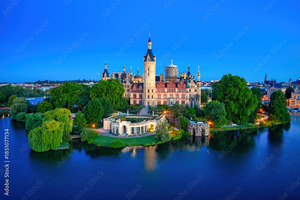 Fototapeta premium Schwerin Castle and the view of the marina in Schwerin's Turkey
