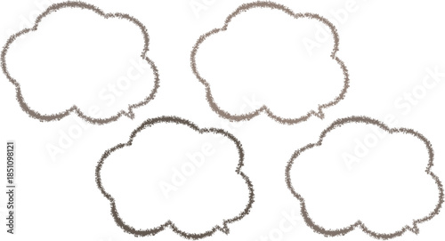 色が少しずつ異なった、茶色の雲の形の吹き出しセット。クレヨンで描いたかわいいふきだし。手描き風。らくがき。
