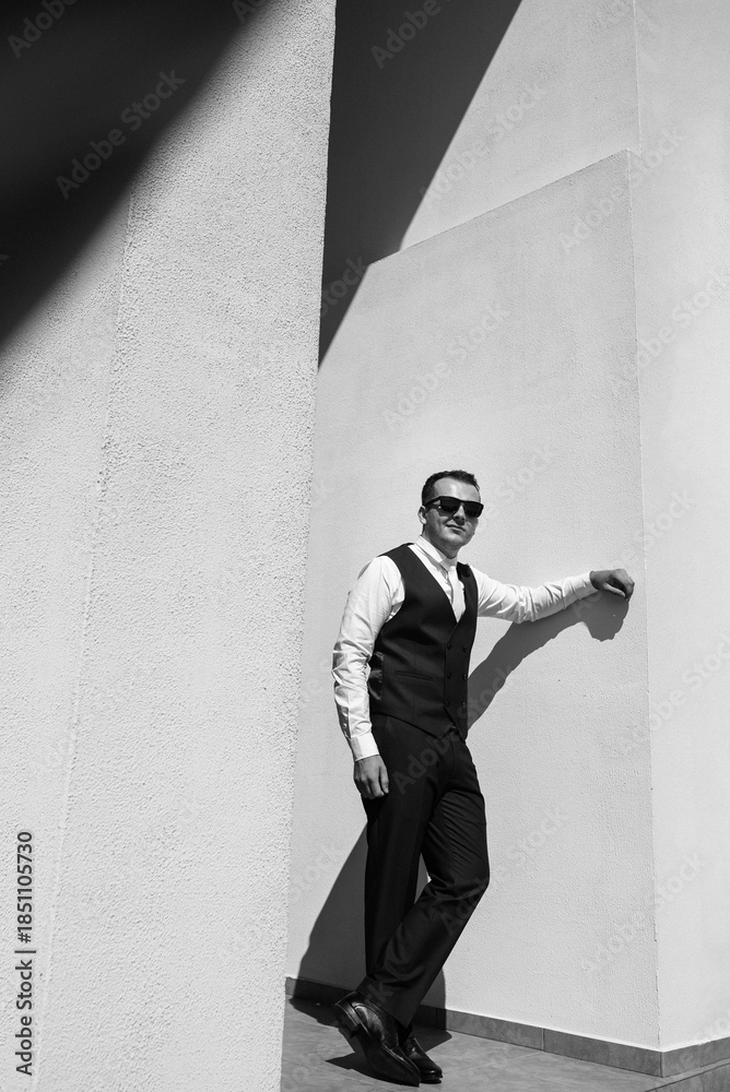 Obraz premium portrait of the groom of a man in the morning before the wedding