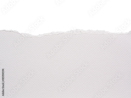 Papel con textura rasgado blanco sobre fondo blanco, recurso gráfico
