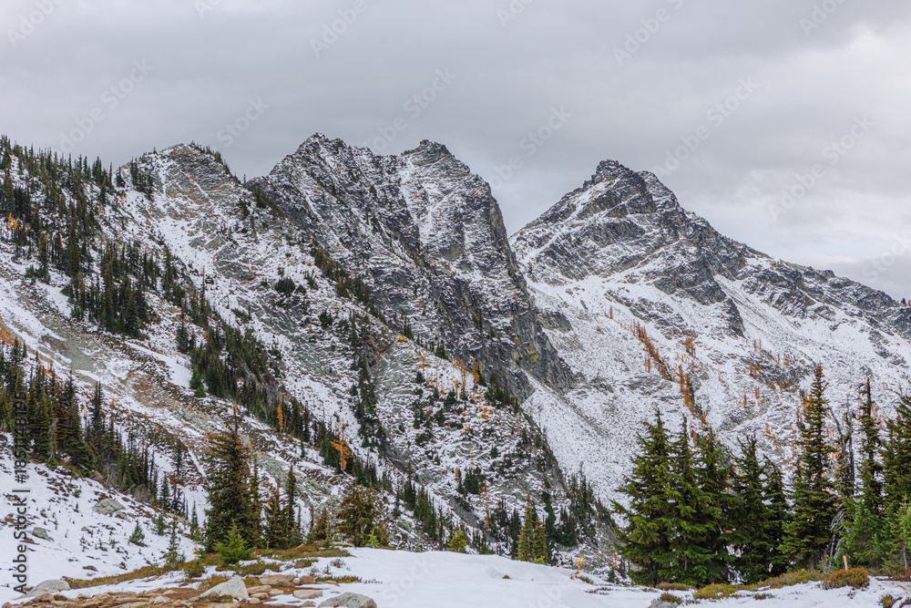 Fototapeta premium Maple Pass Loop Located in the Okanogan–Wenatchee National Forest of Washington,