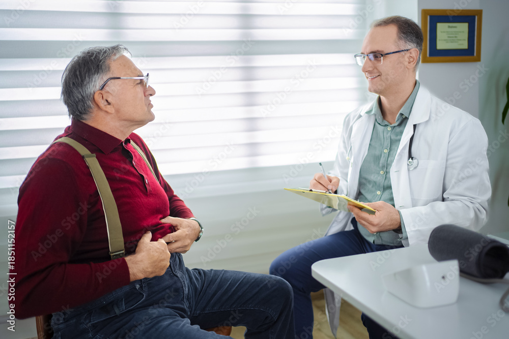 Obraz premium Doctor engages in conversation with patient in modern clinic setting