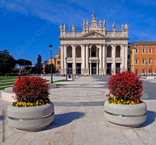 Facciata monumentale della Basilica di San Giovanni in Laterano con fioriere in primo piano 631
