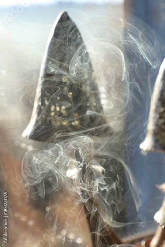 volutes de fumée devant une lampe champignon
