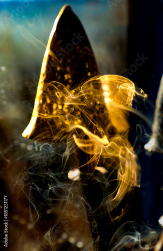 volutes de fumée devant une lampe champignon