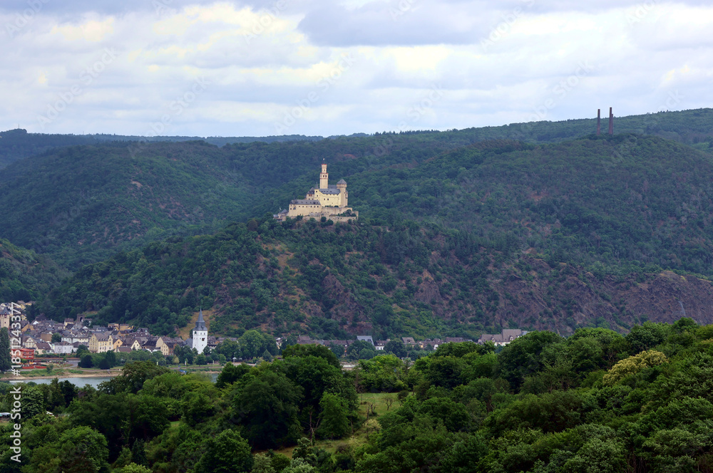 Fototapeta premium Blick vom Premium-Wanderweg Rheingoldbogen bei Spay auf die Marksburg bei Braubach in Rheinland-Pfalz