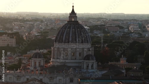 Suggestiva ripresa aerea del centro di Roma con la cupola di San Pietro in primo piano. Italia.
La città di Roma alle prime luci dell'alba.