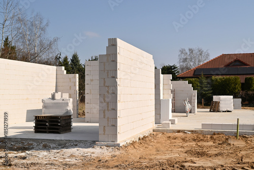 Bild auf Leinwand Aerated concrete block walls under construction for a new residential house on a sunny day