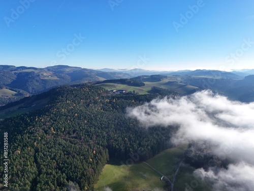 Ein Tag beginnt über den Wolken

