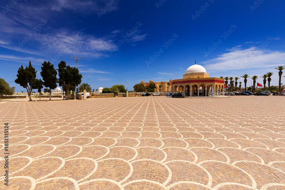 Αυτοκόλλητο Grand Plaza leading to the Bourguiba Mausoleum in Monastir, Tunisia, wallpaper o