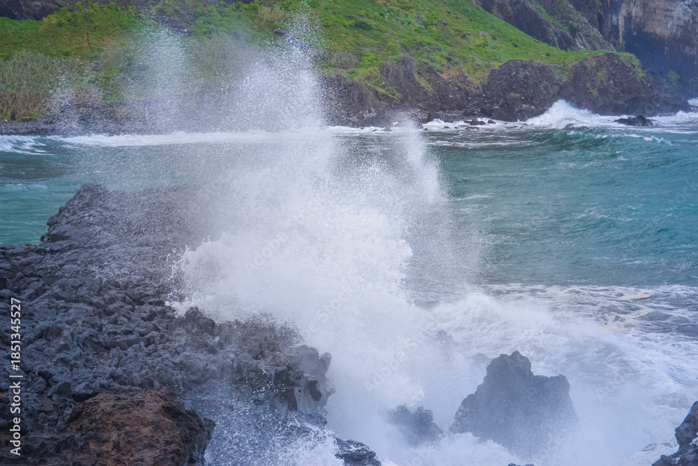Obraz premium Powerful Ocean Waves Crashing on Rocky Coast