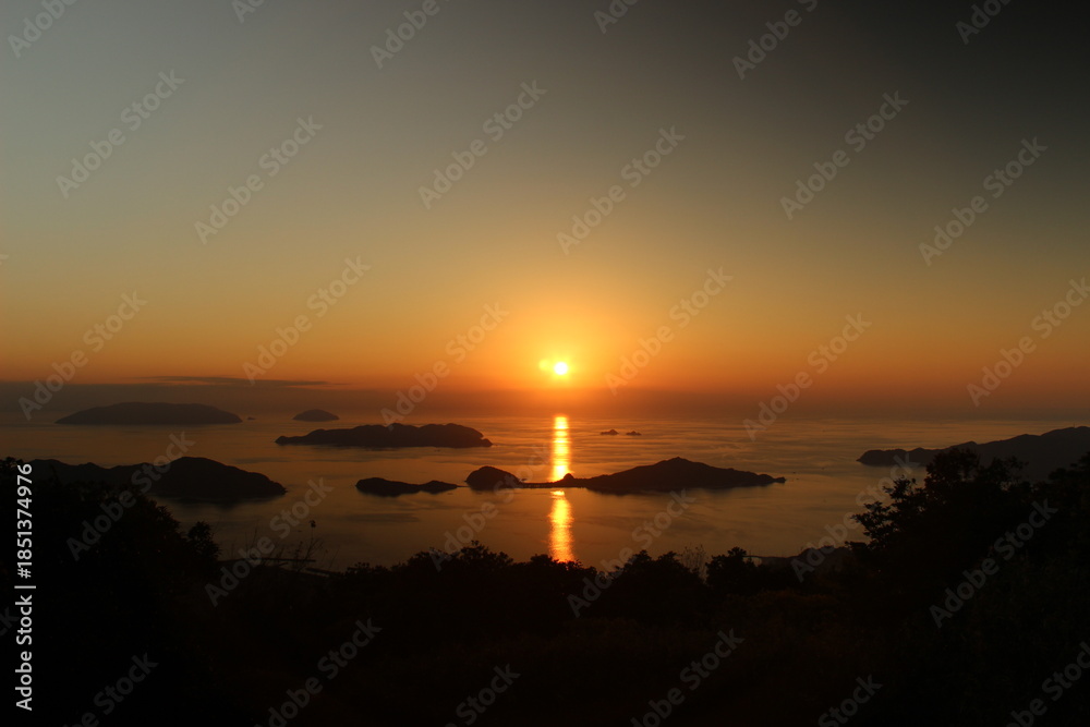 Fototapeta premium 夕日と海『SDGs地球の神秘』海とソラ!輝く太陽のヒカリ!日本 山口県