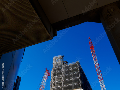 青空の下で建造物を建設する工事現場