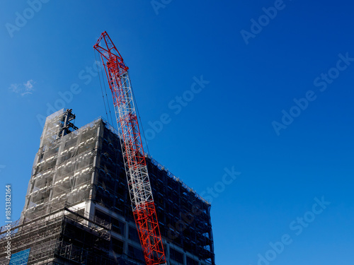 青空の下で建造物を建設する工事現場