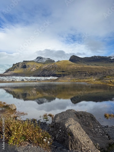 Photography Exploring iceland's majestic landscapes with glaciers and mirror-like lakes on a