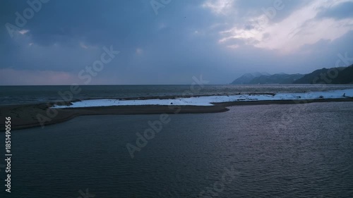 Wallpaper Mural 冬の海に流れ込む河口の砂州の雪景色 Torontodigital.ca