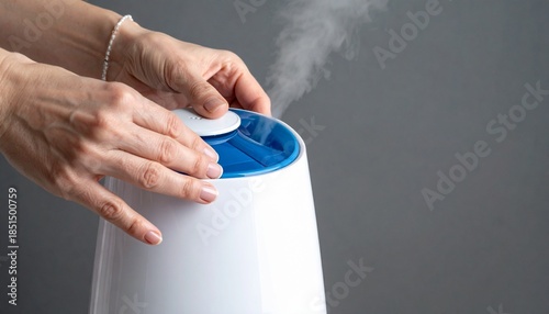 マットな背景の上で、加湿器を丁寧に設置・準備する手元のクローズアップ映像。
柔らかく均一な光が、機器と手の動きを清潔に映し出す。
介護や在宅ケアにおける健康管理と乾燥対策を表現。