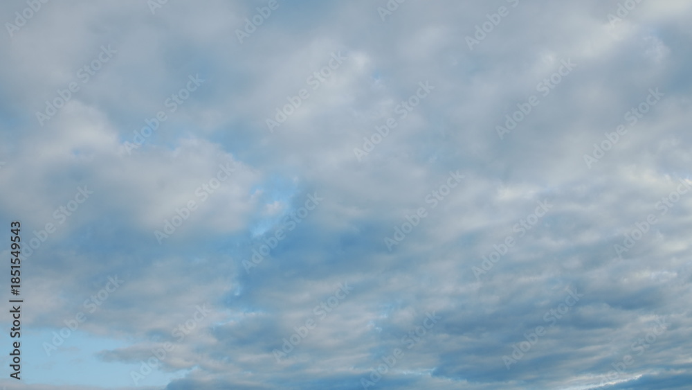 Obraz premium A stunning cloudscape accompanied by a soothing touch of bright blue skies above