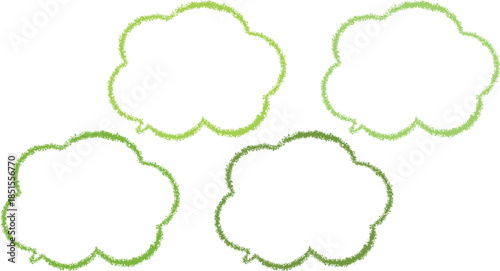 緑色のクレヨンで描かれた雲の形の吹き出しセット。少しずつ違った色の緑色。かわいい手描き風。