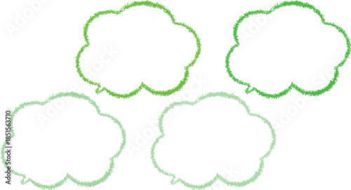 緑色のクレヨンで描かれた雲の形の吹き出しセット。少しずつ違った色の緑色。かわいい手描き風。