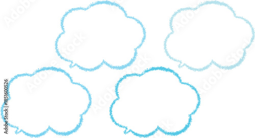 青系のクレヨンで描いた吹き出しセット。雲の形をしたかわいい手描き風のふきだし。青系の異なる色が4色ある。