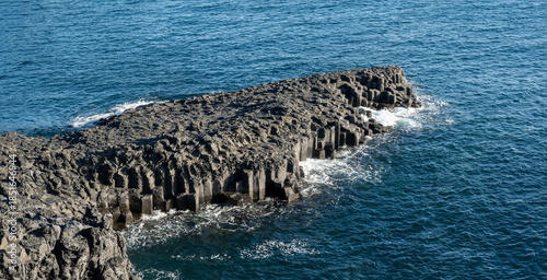 Tableau sur toile Promontory at Jusangjeolli Cliffs (Daepo Haean), with stunning hexagonal basalt