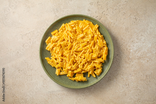 Quadro em tela A top down view of a plate of dairy-free, gluten-free mac n cheese