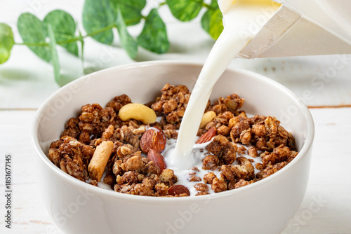 シリアルに紙パック牛乳を注ぐ