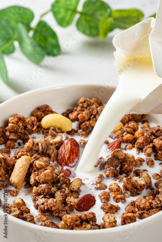 シリアルに紙パック牛乳を注ぐ