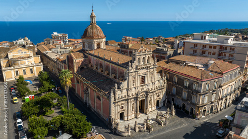 Foto Aerial view of the Collegiate Basilica of San Sebastiano in Acireale