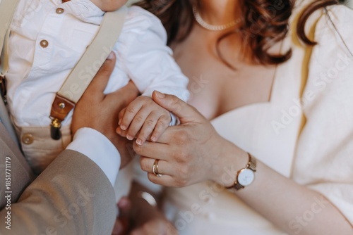 Foto Close-up of a mother holding her baby's small hand, showcasing family love and t